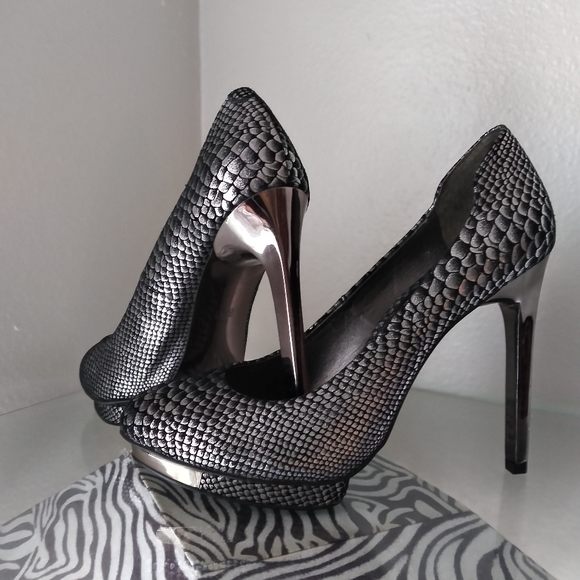 BCBGMaxazria Platform Pump - Picture 2 of 5